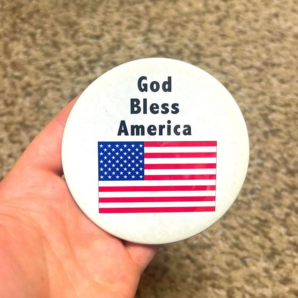 God Bless America 🇺🇸 Button - Picture 1 of 3